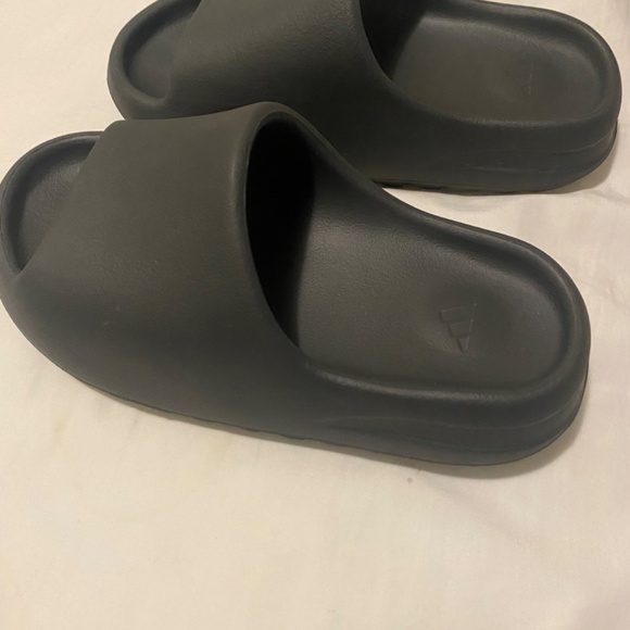 Yeezy Slides - Picture 2 of 2